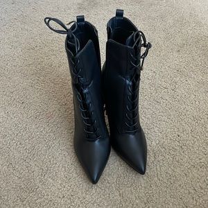 Woman heels(zip up on the side)